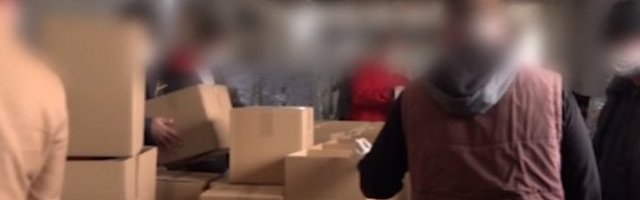 KAZNENO POPRAVNI ZAVOD POMAŽE UGROŽENIMA! Zatvorenici pakuju pakete pomoći Sremskoj Mitrovici  (Video)