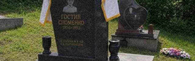 Sraman i morbidan pokušaj provokacije: AI tehnologijom oskrnavili spomenik srpskog dečaka i heroja Spomenka Gostića! FOTO