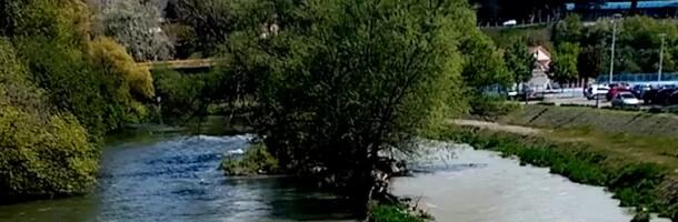 Pola zelen, pola bijel: Ibar na ušću sa Raškom danas ličio na ruglo, uprljala ga materija koju je donijela pritoka iz pravca Novog Pazara (video)