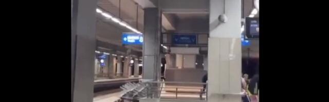 Obrušili se delovi plafona na Prokopu (VIDEO)