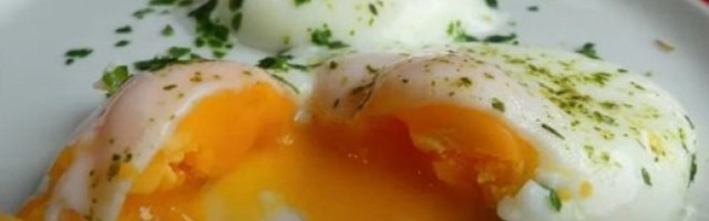 EVO KAKO DA NAPRAVITE POŠIRANA JAJA! Zdrav doručak od 150 KALORIJA - lakše je nego što mislite! (VIDEO)