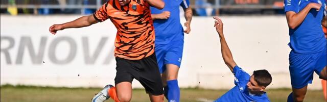 HAOS U KOMŠILUKU: Navijač Zadra utrčao na teren i udario golmana! (VIDEO)