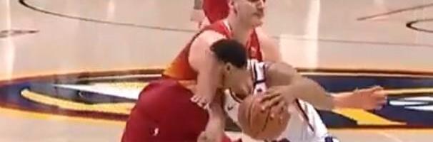 Ovako je Nikola Jokić udario Kamerona Pejna: Iznervirao se, pa ga brutalno faulirao (GALERIJA)