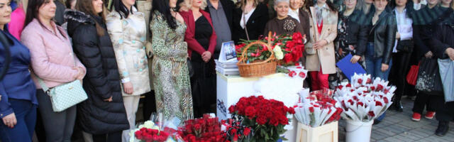 SNS delio cveće u centru grada