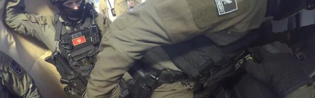 Opsadno stanje! Duge cevi, specijalci, džipovi... - Srbija izručila opasnog ubicu iz "škaljarskog" klana (VIDEO)