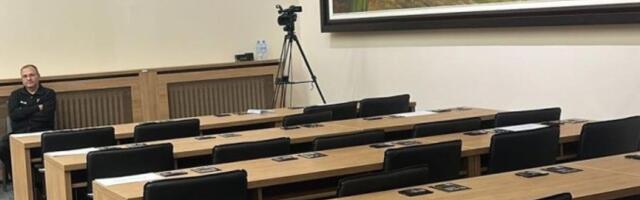 Plaćeni da rade, a oni šetaju po lepom vremenu: Opozicija ponovo pobegla od diskusije (FOTO)