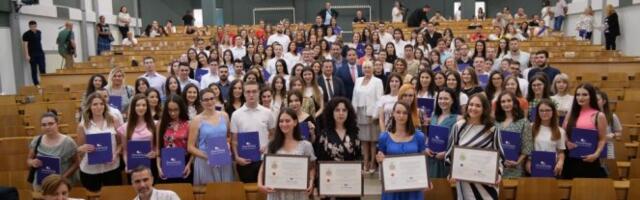 Ministar Udovičić podelio stipendije najboljim studentima Univerziteta u Kragujevcu! Biti stipendista Fonda za mlade talente znači biti najbolji
