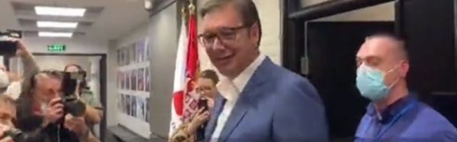 (VIDEO) PREDSEDNIK VUČIĆ STIGAO U IZBORNI ŠTAB SRPSKE NAPREDNE STRANKE!