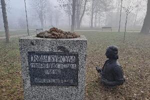 Краљево, оштећена биста војводе Јована Петровића Курсуле