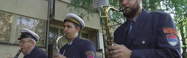 Orkestar prošetao ulicama Čačka - tradicionalna budilica probudila građane kao nekada (VIDEO)