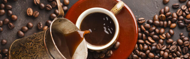 Skuvajte kafu s biberom, kažu da proizvodi “hormon sreće” (RECEPT)