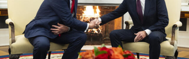 POLITIČKA BOMBA U AMERICI! Tramp ukida sve što je Bajden potpisao