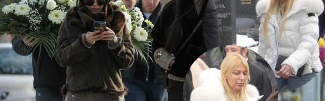 SVI U CRNOM, A ONA U BELOM - PLAVUŠA NA ARKANOVOM POMENU GLAVNA TEMA! Bila u Interkontinentalu kad su ga IZREŠETALI