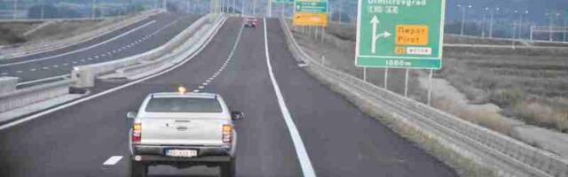 Teško povređen vozač kamiona, udario u ogradu na auto-putu