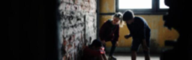 (UZNEMIRUJUĆI VIDEO) Devojčica BRUTALNO pretukla vršnjakinju u banjalučkoj osnovnoj školi, učenici sve snimali telefonima, jeziva scena!