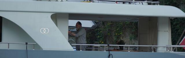 Melina i milioner stigli jahtom do hotela: Ona se krila, Džefri u džemperu i farmerkama čistio po brodu