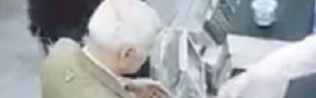 Penzioneri se potukli na kasi u supermarketu, kasirka pokušala da reši problem, a onda je nastao haos (VIDEO)