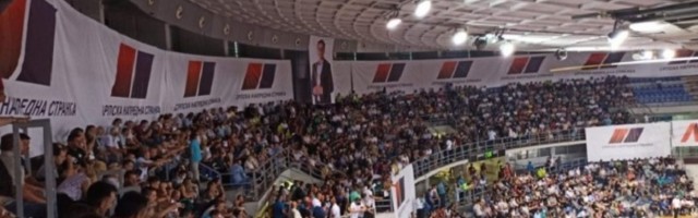 Vučić u Niš stigao helikopterom, SNS-ovci autobusima (VIDEO)