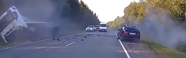 UZNEMIRUJUĆI VIDEO teške saobraćajne nesreće u Rusiji: Automobil se zakucao u kamion (VIDEO)