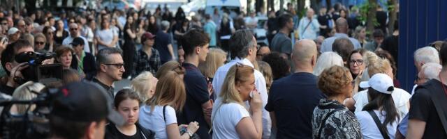 Srce da pukne! Reka ljudi ispred "Ribnikara": Čuju se samo jecaji (FOTO/VIDEO)