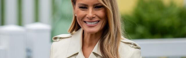 Melanija Tramp dočekala božićnu jelku, a svi gledaju u njene KARIRANE CIPELE (FOTO, VIDEO)