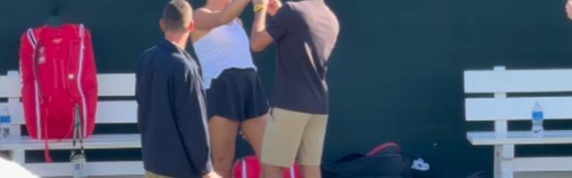 Novak "proveravao" Arinin verenički prsten, pa usledio šou na terenu! /VIDEO/