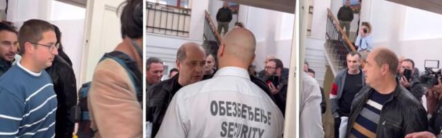 Haos u sali: Obezbeđenje blokiralo ulaz poljoprivrednicima na sednicu Aleksinca (VIDEO)