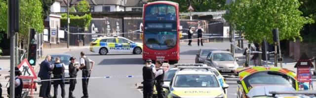 MANIJAK IZBO DVE OSOBE NA ULICI: Policija proglasila napad TERORISTIČKIM AKTOM i evo šta već sada radi (UZNEMIRUJUĆI VIDEO)