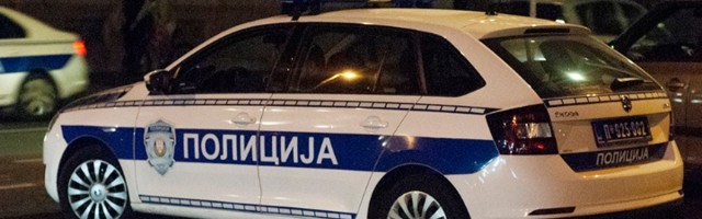 Upali u školu, izudarali učenika, razbili prozor i pobegli!