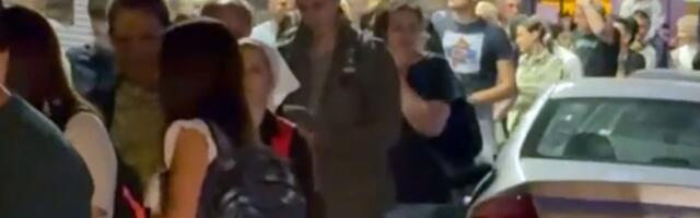 MARKO I MARIJA BULAT PRVI PUT U JAVNOSTI NAKON SKANDALA: Čekaju u redu ispred Hrama Svetog Save, on sve vreme čita MOLITVE! (FOTO)