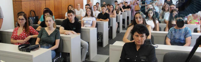 Vlasotince: Nagrađeni najbolji učenici i studenti