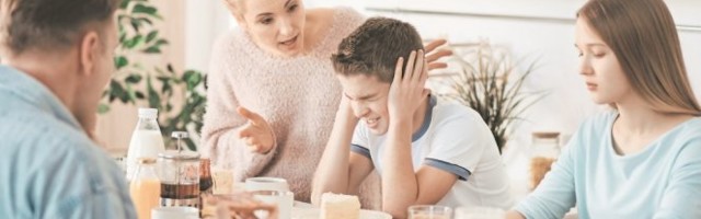 Između LJUBAVI i AUTORITETA! Da li ste STROG ili POPUSTLJIV roditelji i šta je BOLJE za decu?