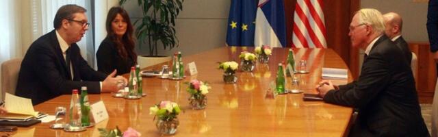 Vučić sa Hilom: Intenzivirati saradnju u svim oblastima