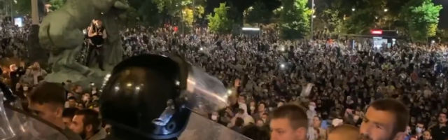 Protest protiv najavljenih mera, demonstranti ušli u Skupštinu