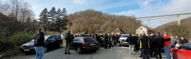 Mještani Vraneške doline blokirali put: Traže ostavke vrha policije i pitaju “ko štiti Balijagića”