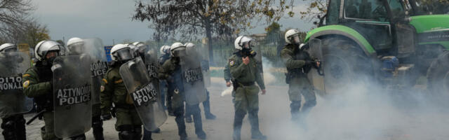 GRČKA POLICIJA SUZAVCEM RASTERALA BLOKADU POLJOPRIVREDNIKA Obračun sa organima reda bio je ŽESTOK