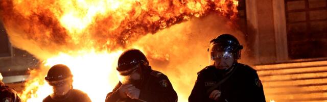 Haos u Tirani, ljudi se okupili ispred Raminog kabineta: Bačeni molotovljevi kokteli, jedna osoba pogođena