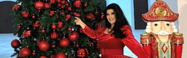 Jelka od 3 metra, ona u svilenoj haljini! Dragana Mirković pozirala u dvorcu, dubok šlic otkrio golu nogu