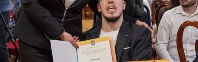 Znanje nema prepreke: Vanja Petrović dobio stipendiju kao najbolji student FTN u Čačku, prosek 9,66!