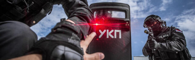 "LEZI DOLE, POLICIJA!" Pogledajte kako su uhapšeni "kavčani" u Beogradu! Zvicerovi ljudi bili u restoranu, kada su upali specijalci! (VIDEO)