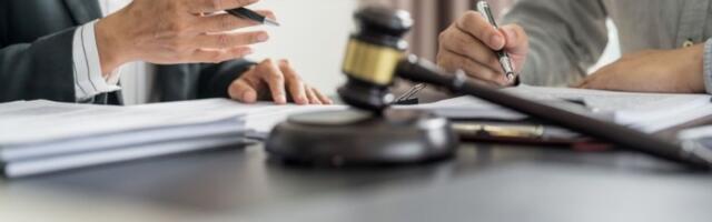 Advokati OBUSTAVLJAU rad zbog Mrdićevih zakona