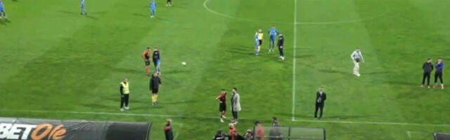 (VIDEO) Krvav navijač uleteo na teren usred utakmice: Hteo da se tuče sa obezbeđenjem, šokantne scene iz BiH