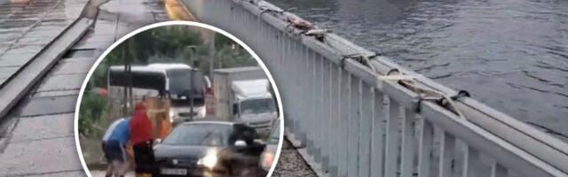 (VIDEO) Snažno nevreme pogodilo Zadar: Automobil završio u šahti, oštećen most