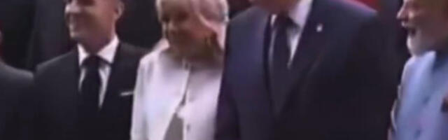Snimci “pipkanja” Trampa i Brižit Makron postali viralni: Šta se to dešava odmah pored Emanuela? (VIDEO)