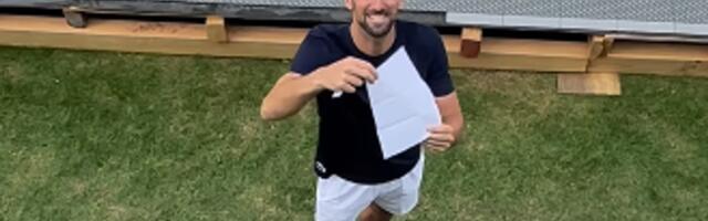 Đoković u ulozi u kojoj ga nikada niste videli: Novak otkrio pol bebe srećnom paru, pa im uručio poklon za pamćenje /VIDEO/