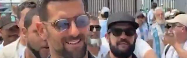 Novak Đoković izazvao stampedo pred finale Mundijala: Ljudi nisu verovali ko prolazi pored njih ispred stadiona /VIDEO/