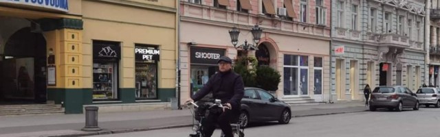 FOTO: Gradonačelnik Miloš Vučević biciklom na posao povodom Svetskog dana bez automobila
