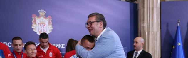 ŽELIM DA ZAHVALIM ZA VELIKU RADOST KOJU STE DONELI NAŠOJ ZEMLJI Vučić čestitao bokserima na ogromnom uspehu: Ponosni smo na vas!