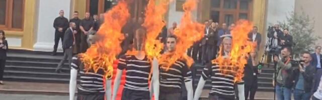 Zapaljena figura Edija Rame, usledio sukob (VIDEO)