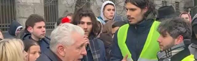 PRETNjE ANĐELKOVIĆU NA PROTESTU ISPRED POŠTE: Ajde da prebijemo ovoga (VIDEO)